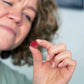 Kvinde spiser CBD gummies 
