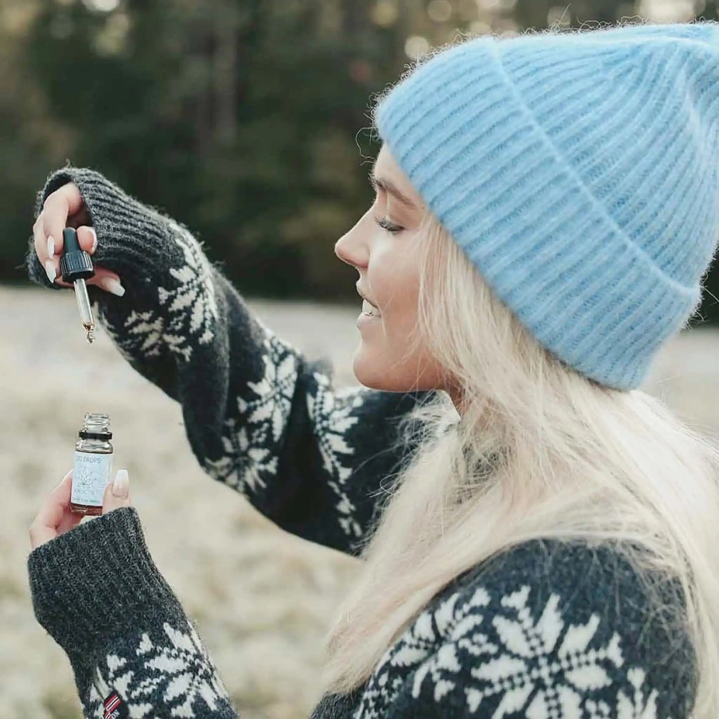 En kvinde bruger CBD-olie fra Nordic Oil