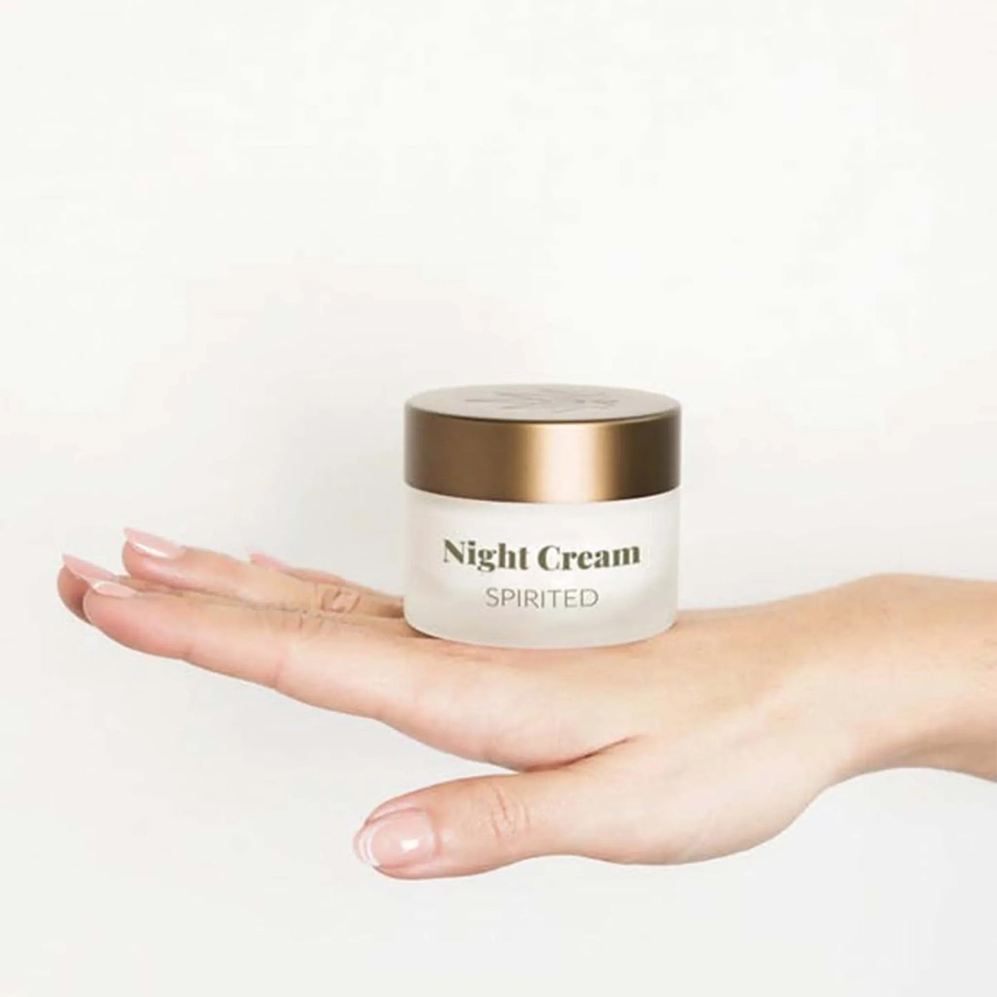 Æsken med CBD Natcreme + E Vitamin ligger på bagsiden af en kvindes hånd.