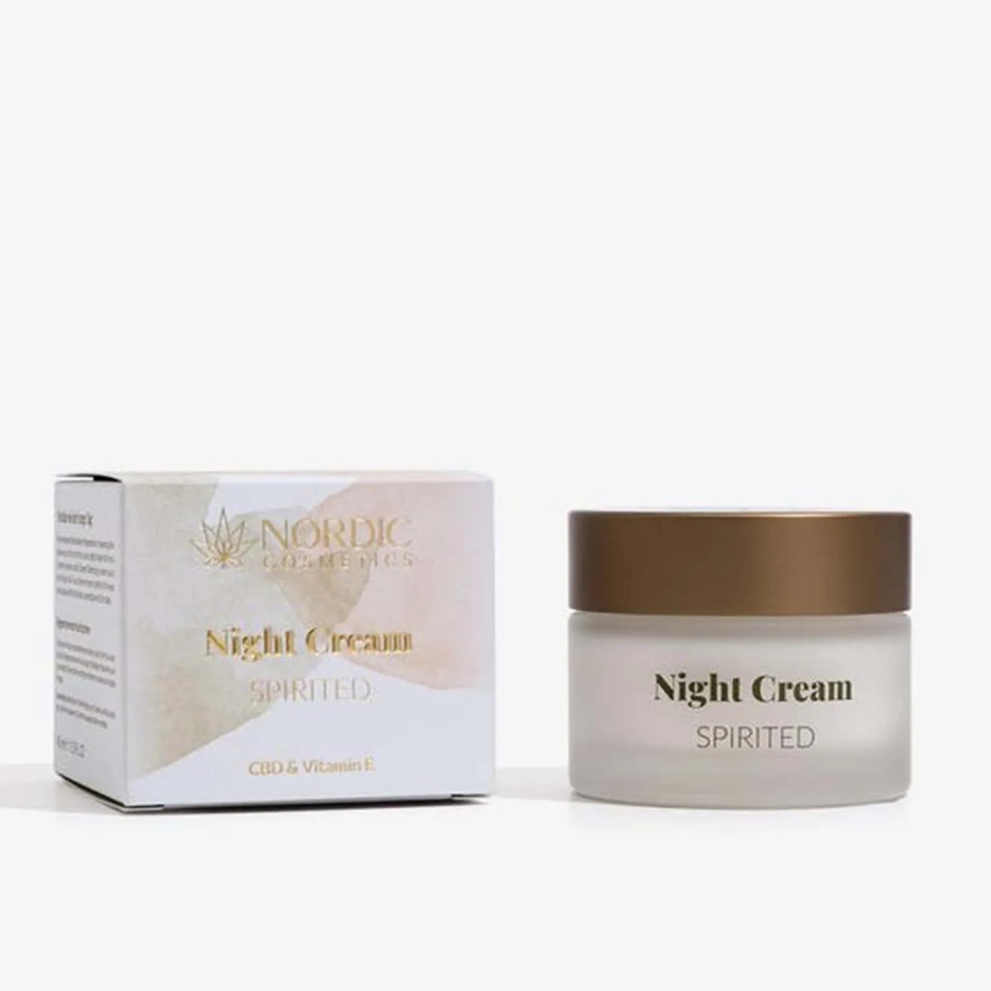 En åben pakke med CBD Natcreme + E Vitamin ligger ved siden af låget og en klat creme.