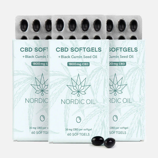 Tre CBD-softgel-pakker med cannabisblad-mønster og Nordic Oil-logo, blisterpakker med sorte kapsler