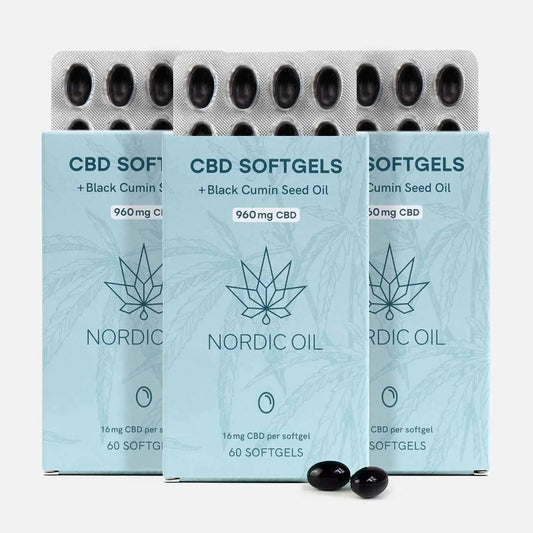 Tre blå CBD-softgelpakker fra Nordic Oil med cannabisblad-logo og synlige sorte kapsler.