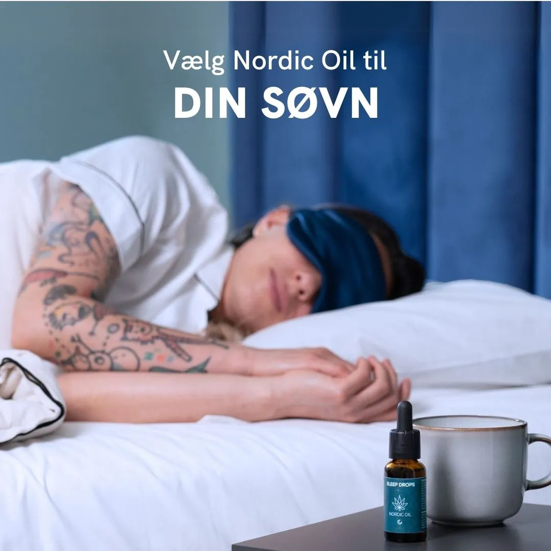 Sovende person i seng med en flaske Nordic Oil søvn-drops og en kop på natbordet.