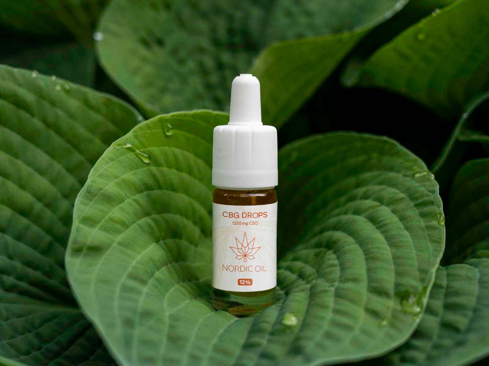 Eine Flasche CBG Tropfen (12%) auf einem grünen Blatt