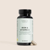Nordic Oil Essentials jern og C-vitamin-kapsler i flaske med to kapsler ved siden af