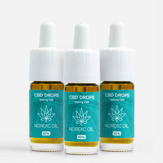 Tre CBD-drops-flasker med Nordic Oil-etiket i turkis farve og hvide dropper-kapper