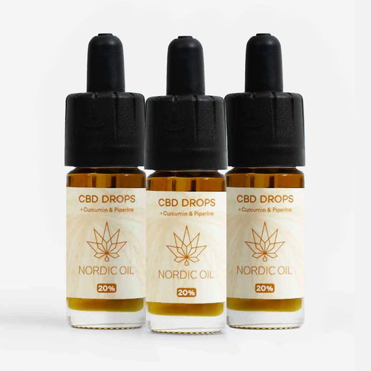 Tre CBD-drops-flasker fra Nordic Oil med 20% curcumin og piperin