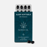 Nordic Oil Sleep Softgels med CBD og melatonin i blå emballage med blister og to sorte kapsler foran