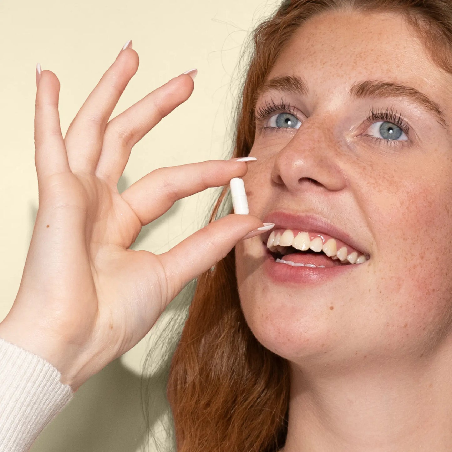 en kvinde tager en c-vitaminkapsel