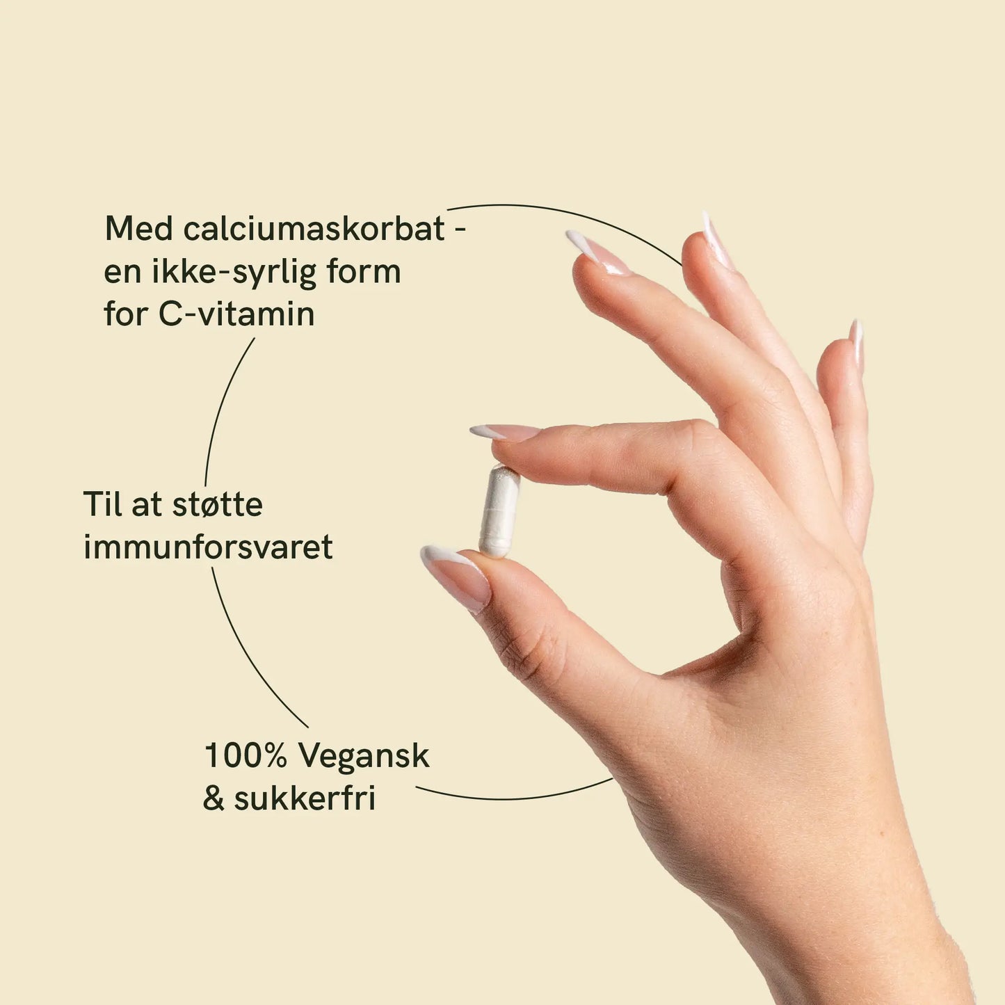hånden holder c-vitaminkapsler med beskrivelse