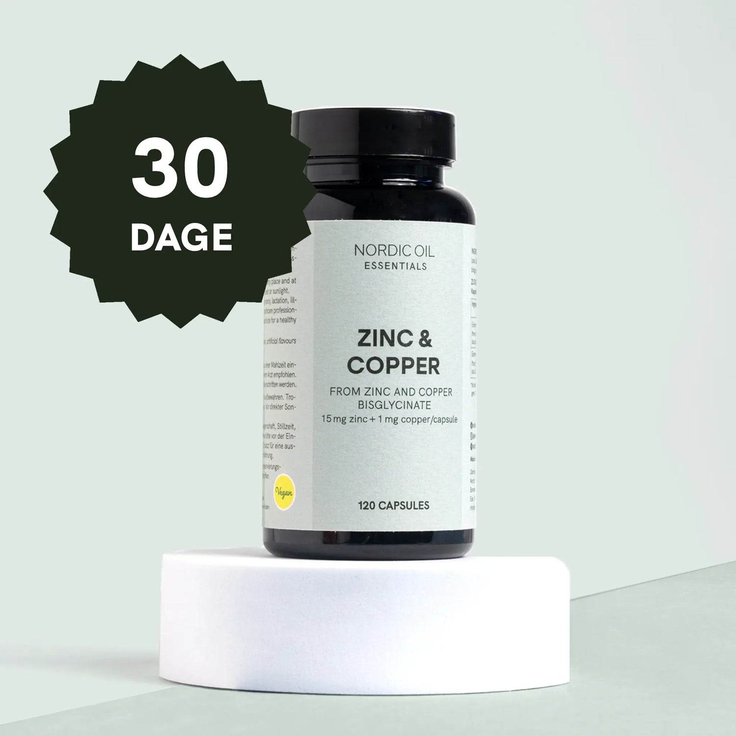 Nordic Oil Essentials zink og kobber kosttilskud i mørk flaske med 120 kapsler står på en hvid platform med 30-dages badge