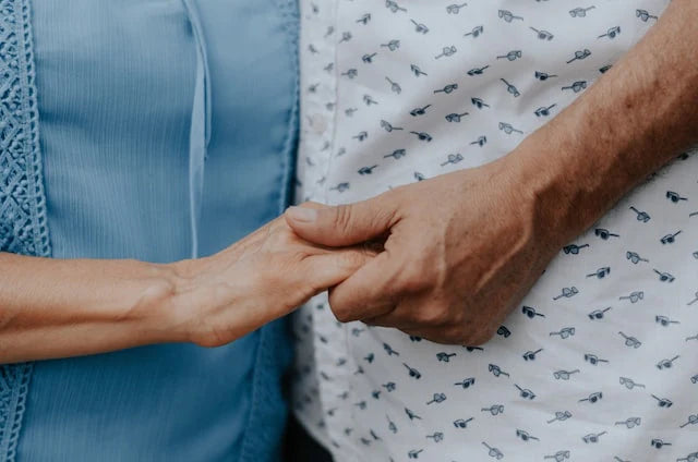 Et ældre par holder i hånden