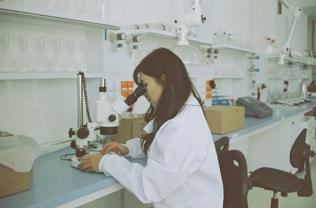 En forsker i et laboratorium