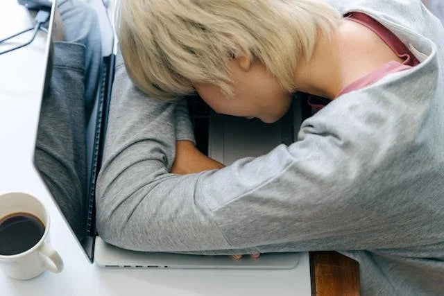 Sammenhængen mellem søvn og stress: Forståelse og brydning af cirklen