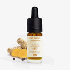 CBD-olie med curcumin (20%) ved siden af gurkemeje og peberkorn