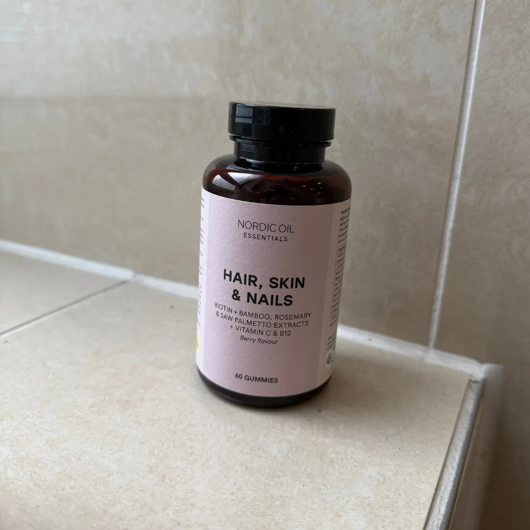 Nordic Oil Essentials Hair, Skin & Nails kosttilskud i lyserød flaske med 60 gummies