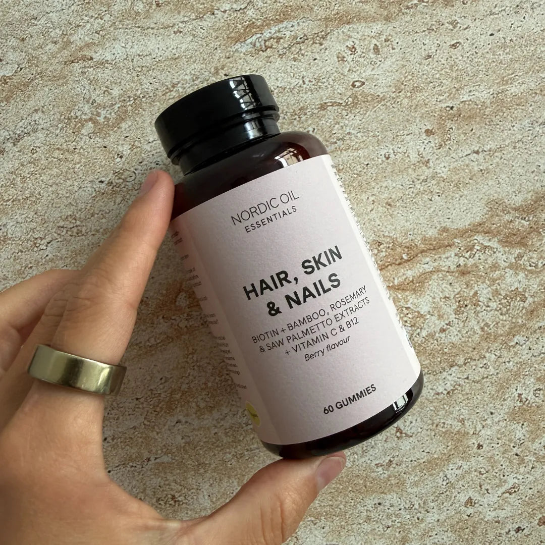 Nordic Oil Essentials Hair, Skin & Nails gummier i mørk glasflaske med lyserød etiket