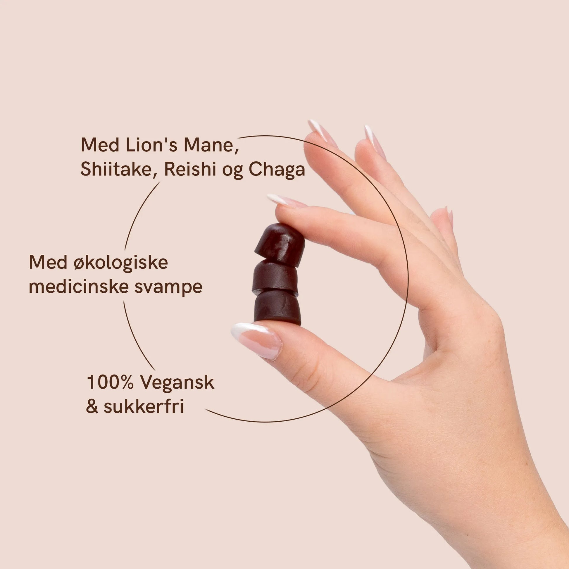 Kvinden holder tre svampegummier, og ved siden af dem er der produktinformation:
Med Lion's Mane Pliz, Shiitake, Reishi og Chaga
Med økologiske medicinske svampe
100 % vegansk og sukkerfri