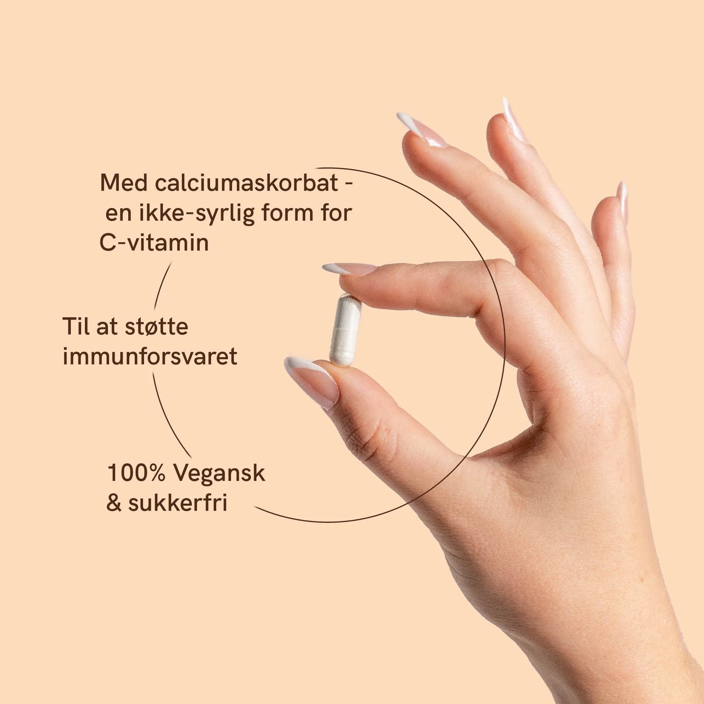 hånden holder c-vitaminkapsler med beskrivelse