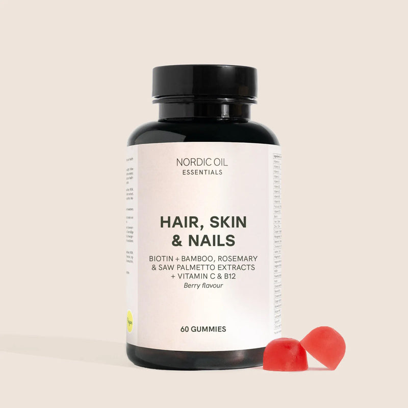 Nordic Oil Essentials Hår, hud og negle gummies med bærsmag – 60 stk, på beige baggrund