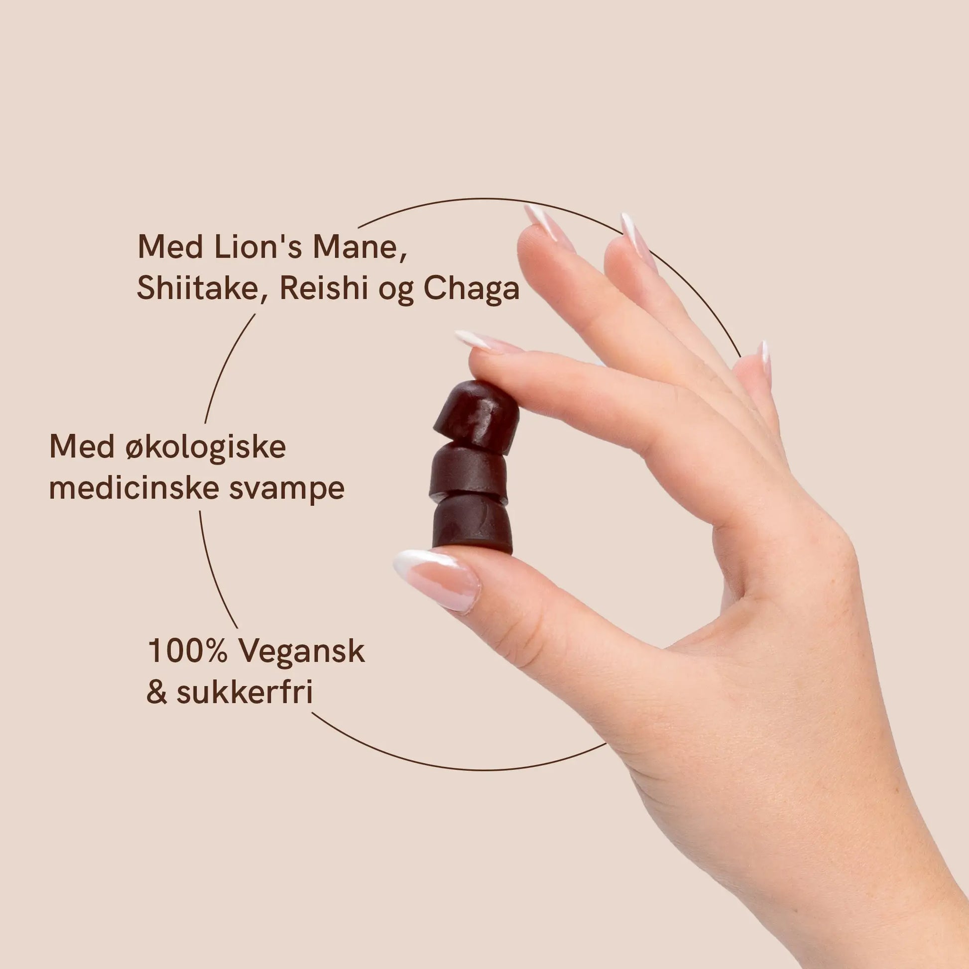 Kvinden holder tre svampegummier, og ved siden af dem er der produktinformation:
Med Lion's Mane Pliz, Shiitake, Reishi og Chaga
Med økologiske medicinske svampe
100 % vegansk og sukkerfri