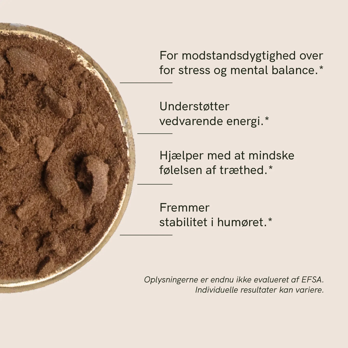 Nærbillede af en skål med brunt kakaopulver på en lys beige baggrund med dansk markedsføringstekst.