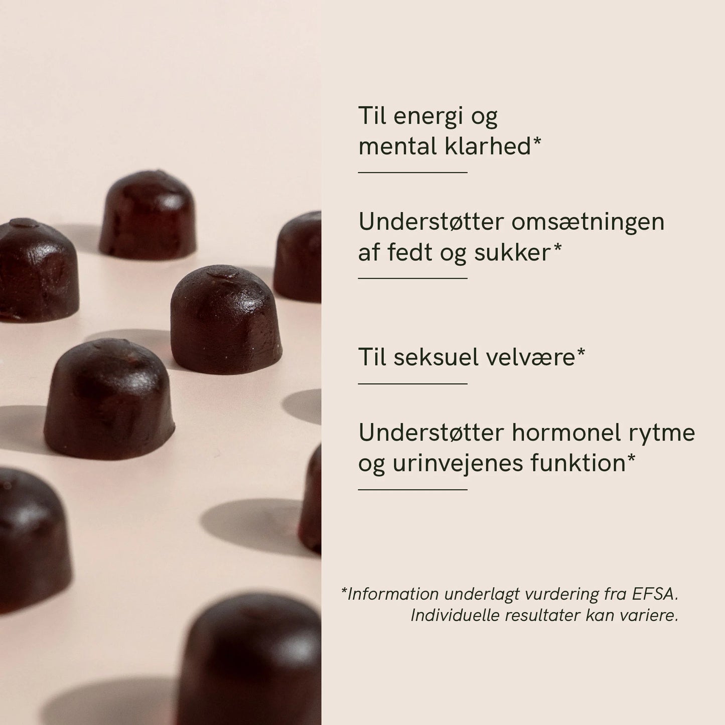 Små mørke chokoladepraliner på en lys overflade ved siden af en beige tekstblok.