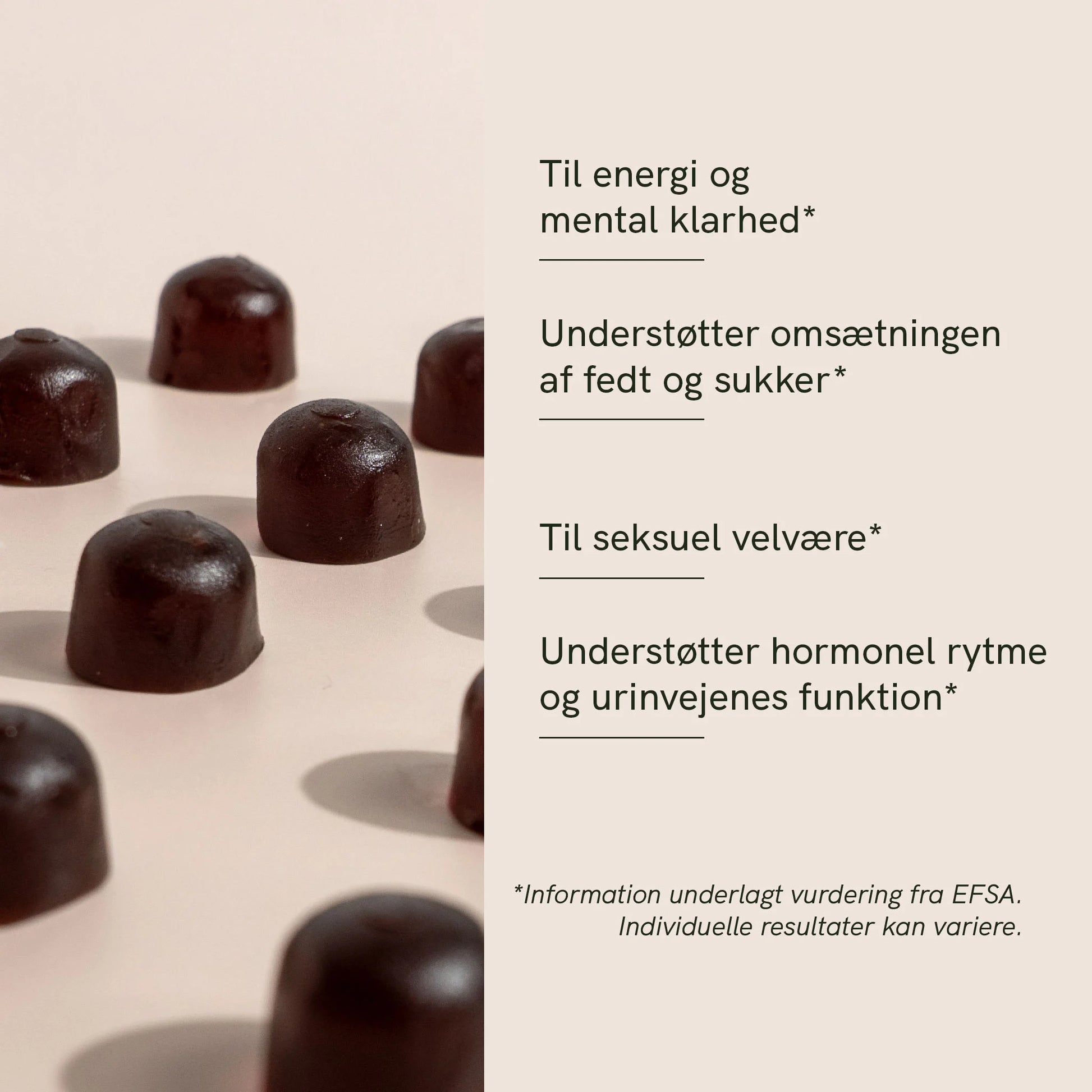 Små mørke chokoladepraliner på en lys overflade ved siden af en beige tekstblok.
