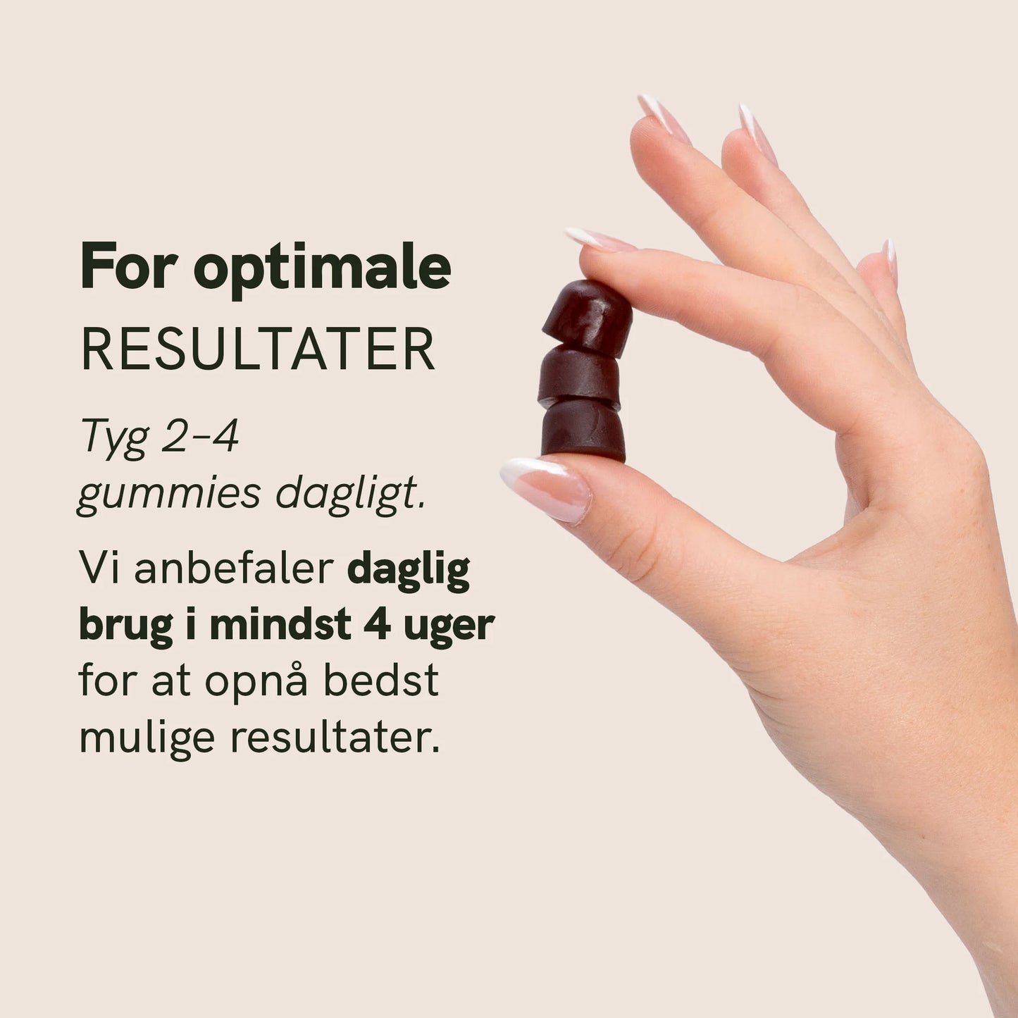 Hånd, der holder tre mørkebrune gummier mellem fingrene mod en beige baggrund.