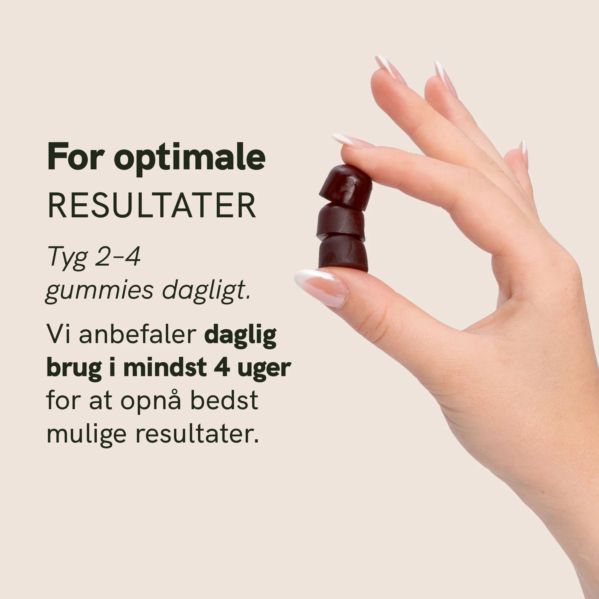 Hånd, der holder tre mørkebrune gummier mellem fingrene mod en beige baggrund.