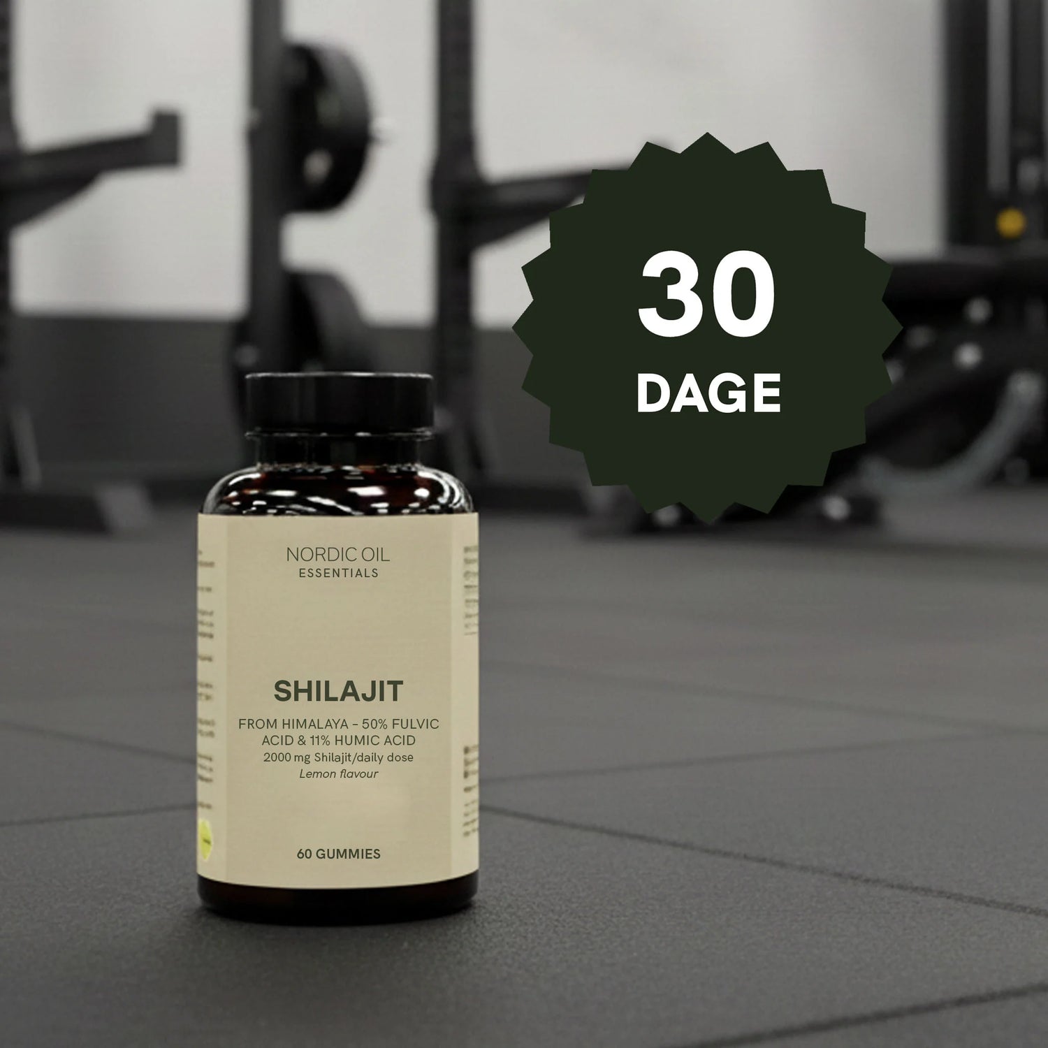 Nordic Oil Essentials Shilajit kosttilskud i mørk glasflaske på træningsgulv med et 30-dages badge